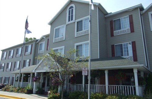 Forest Hills Hotel | Country Inn & Suites by Radisson, Grand Rapids Airport, MI