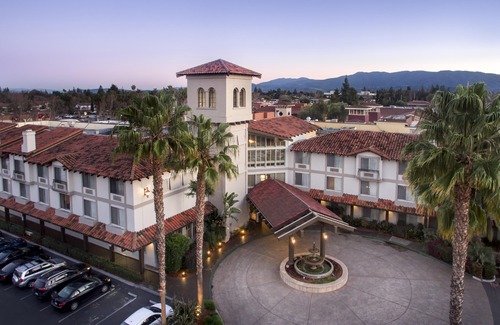Campbell Hotel | DoubleTree by Hilton Campbell - Pruneyard Plaza