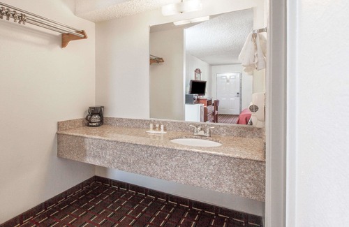 El Reno Hotel | Days Inn by Wyndham El Reno