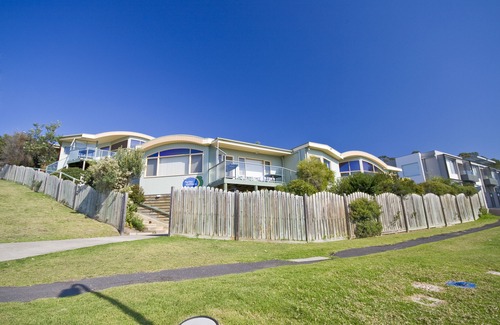 Lorne Hotel | Pierview Apartments
