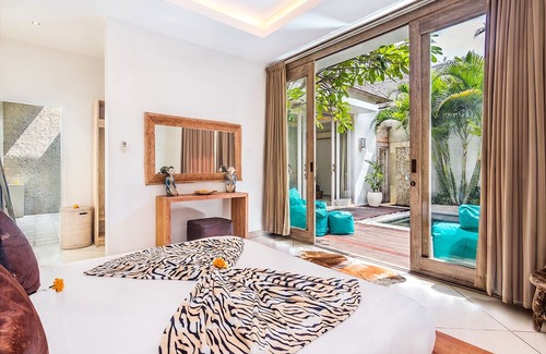 Sunset Road Hotel | Villa Safari