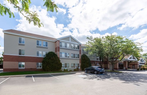 Monona Hotel | Days Inn & Suites by Wyndham Madison