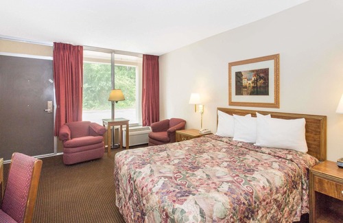 Dubuque Hotel | Days Inn by Wyndham Dubuque
