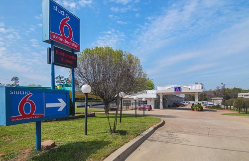 Tyler Hotel | Studio 6 Tyler, TX - Northwest