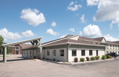 Watertown Hotel | Days Inn by Wyndham Watertown