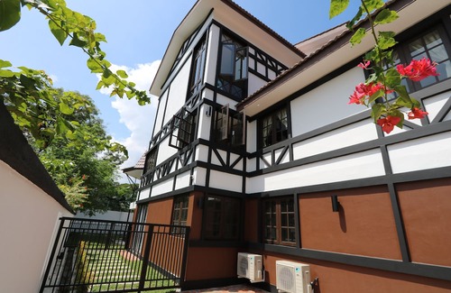 Taman Istana Hotel | The Tudor