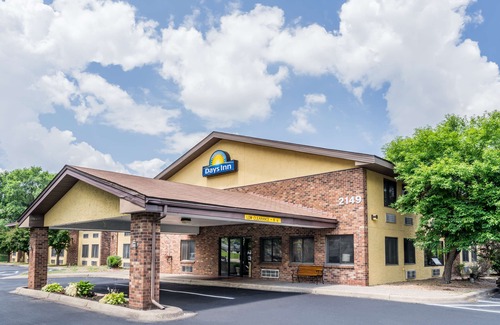 Mounds View Hotel | Days Inn by Wyndham Mounds View Twin Cities North