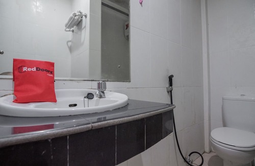 Jambi Hotel | RedDoorz Syariah Near Jamtos Jambi