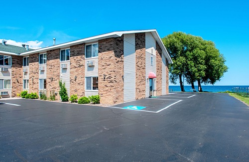 Menominee Hotel | Econo Lodge on The Bay