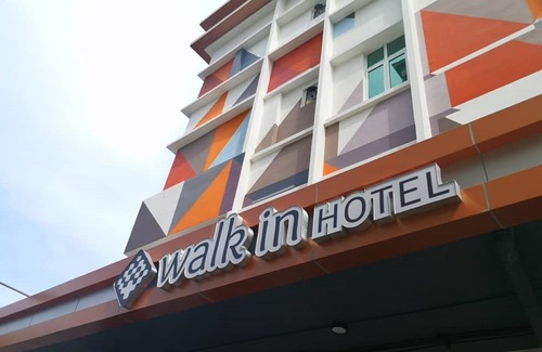 Kampung Air Hotel | Walk In Hotel