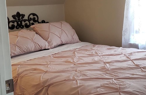 Crystal Beach Cottage | Beautiful Cozy Cottage a Mere 10 Minute Walk to the Scenic Shores of Lake Erie!