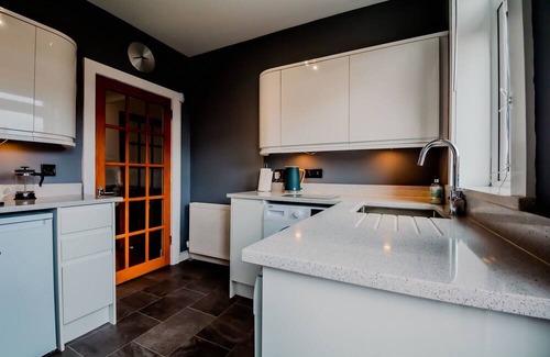 Pilton House | 2 Bed Main Door bright Modern apt with Garden & free Parking
