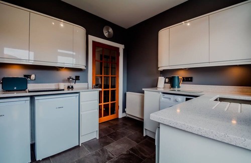 Pilton House | 2 Bed Main Door bright Modern apt with Garden & free Parking