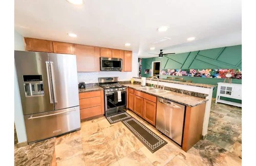 Glendale House | Cheerful Private Pool Oasis! 2 miles to Stadiums!