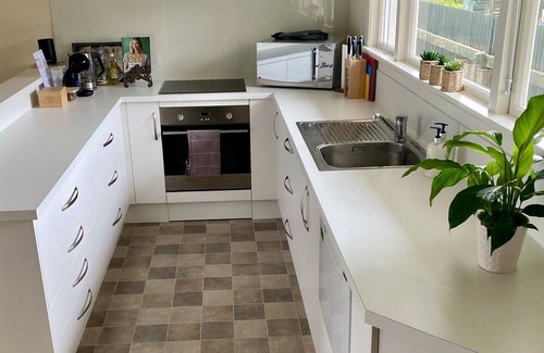 Invercargill House | Relax at Rosedale Retreat or Stroll in the Private Garden