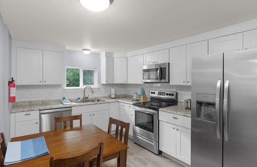 Seaview House | Pets OK, Fenced Yard, Close to Town (SVBApt)
