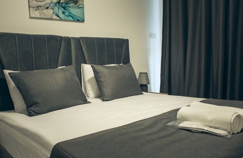 Trikomo Apartment | Charming Flat with Shared Pool Near Beach