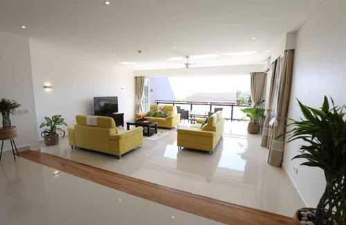 La Misere Villa | Large VIP bedroom in Deluxe Pool CliffHanger Villa