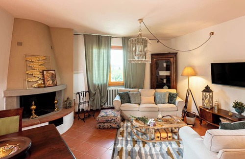 Panzano in Chianti Apartment | Cozy Apartment in the Heart of Chianti (Free Parking + Terrace)