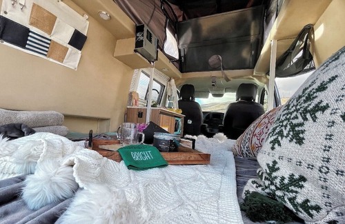 Kahului RV Rental | 2022Mercedes-BenzRV,Pop-Top，03
