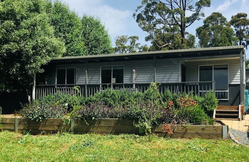 Marysville Cottage | Marysville in town Darwin-Split AC-Smart tv-WIFI byo linens clean as you go