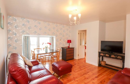 Palnackie Cottage | SHETLAND COTTAGE, pet friendly, with hot tub in Dalbeattie