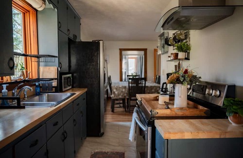 Martinsville Apartment | Lakefront Hot tub Amazing Views 35 min to Indy