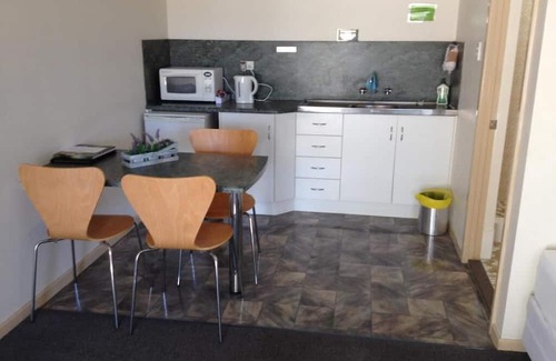 Bowen Hotel | Pearly Shell Motel