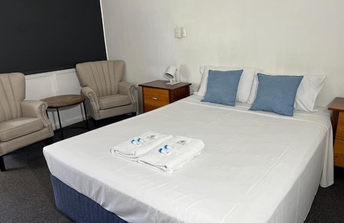 Bowen Hotel | Pearly Shell Motel