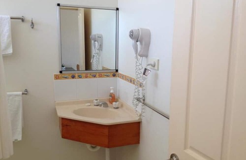 Bowen Hotel | Pearly Shell Motel