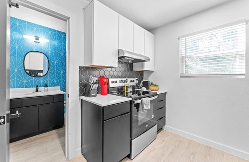 Travis Heights Apartment | Prime Soco Cute Studio w Laundrywifi 7 Min to DT