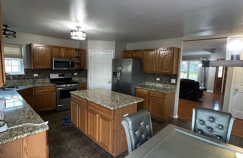 Shorewood House | Modern 4 Bedroom Private Vacation Home