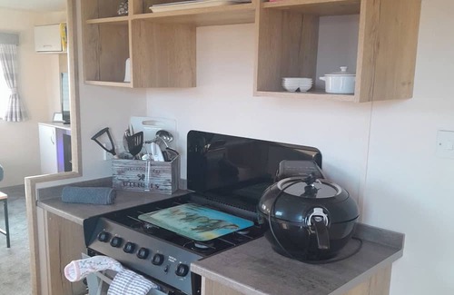 Mablethorpe Cabin | 3 Bed-sleeps 6-pets-parking-5 Min to Beach