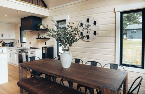 Dysart et al Cottage | Spacious 5-bedrm luxury lake house in Haliburton with sauna, wifi, 2nd cottage +