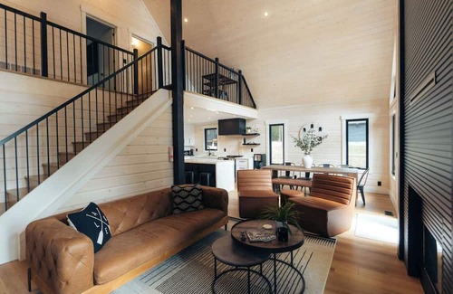 Dysart et al Cottage | Spacious 5-bedrm luxury lake house in Haliburton with sauna, wifi, 2nd cottage +