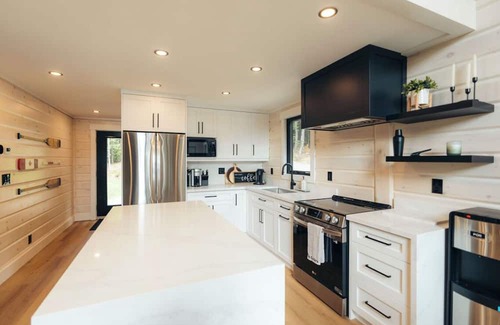 Dysart et al Cottage | Spacious 5-bedrm luxury lake house in Haliburton with sauna, wifi, 2nd cottage +