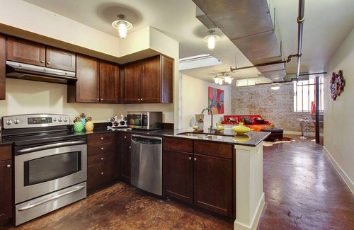Lower Garden District Condo | ✨NEW LISTING✨ COLORFUL & SPACIOUS 2 BEDROOM CONDO DOWNTOWN NEW ORLEANS