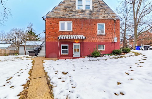 Bluemont House | Chic Stay With Jacuzzi, Firepit, Board Games in Central Ballston/DC area