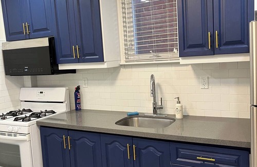 Koreatown House | Central charming home for up to 8, 5 mins to subway!