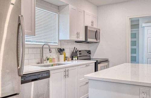 Kirkendall North House | Hunter - Main · White Kirkendall - Mins to DT Hamilton- 3 Bed Home