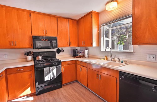 Tahoe Paradise Cabin | Charming Cherokee Cabin – Secluded Stay for 6 Just 10 Minutes to Tahoe!