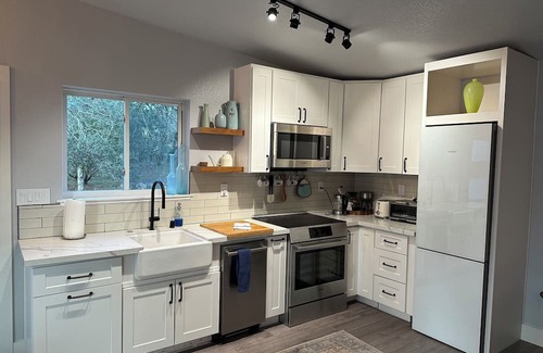 Sebastopol Cottage | Charming cottage in delightful Sebastopol with AC, WiFi