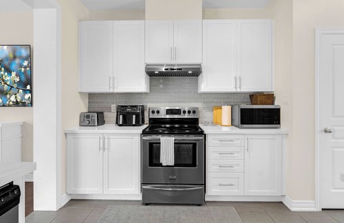 Vaughan House | Spacious 4 bedroom Escape Near Canada's Wonderland!