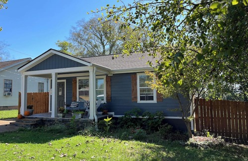 Radnor House | The BOHO Bungalow - NEW listing - Close to BNA, Broadway, Zoo, Opry and Geodis