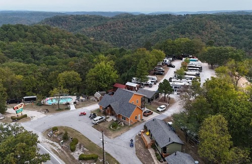Eureka Springs RV Rental | Route 62 Luxury Voyager Camper