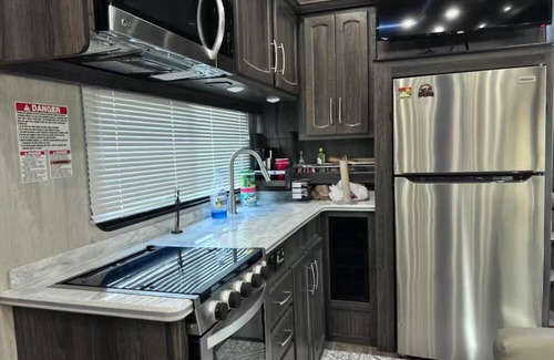 Eureka Springs RV Rental | Route 62 Luxury Voyager Camper