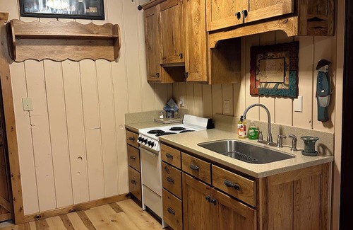 Pymatuning Central House | Charming 2 BR Lake House Steps from Pymatuning