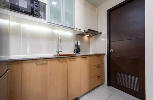 Lapu-Lapu Apartment | Furnished 1BR | Amenity View, WiFi, Netflix, Pool and Beach