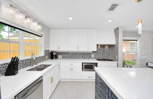 MacGregor House | Sleeps 20~7BD5BA Min to UH, TSU&TX Medical Center