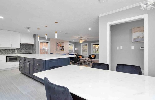 MacGregor House | Sleeps 20~7BD5BA Min to UH, TSU&TX Medical Center